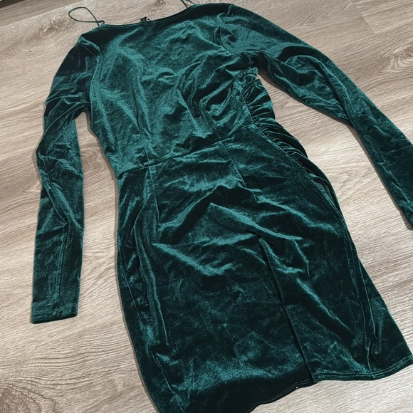 Emerald Velvet Dress - Picture 4 of 4